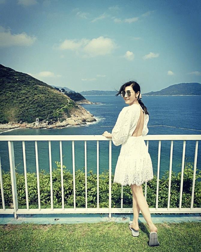 李嘉欣|51岁李嘉欣越老越惊艳，穿健美裤同狗亲吻，原装五官加“牛奶肌肤”好美