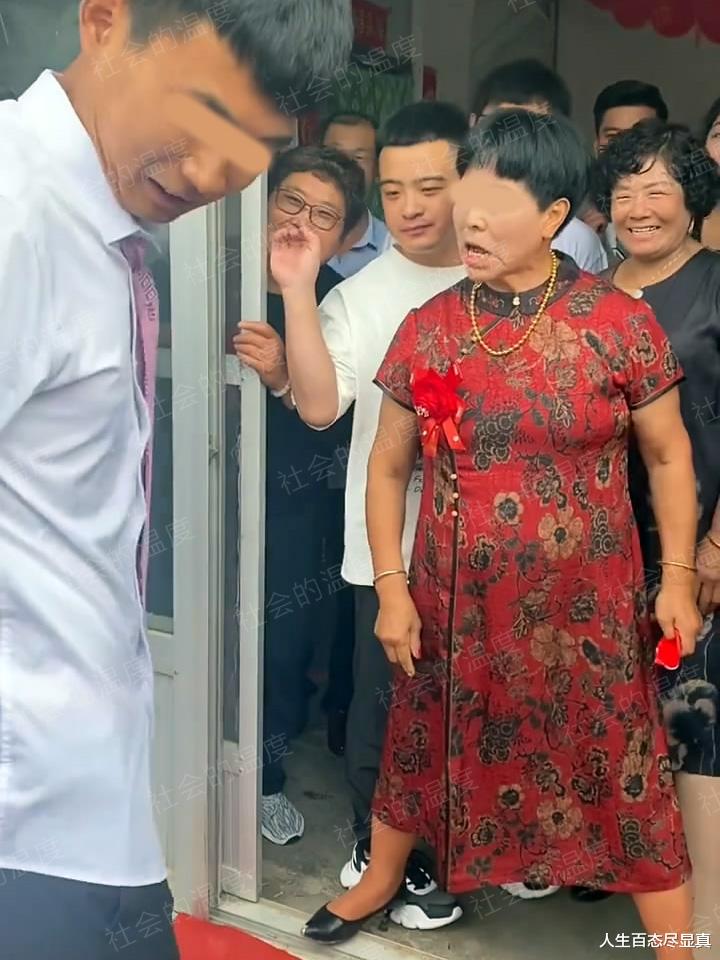 男子结婚遇大妈叉着腿要红包,嫌少不让进门,网友:这叫生财有道