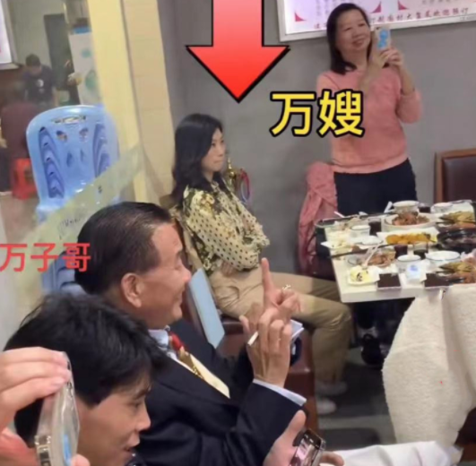 万梓良|64岁万梓良近况惹担忧,戴大金链子做核酸,瘫倒在沙发上疑似头晕