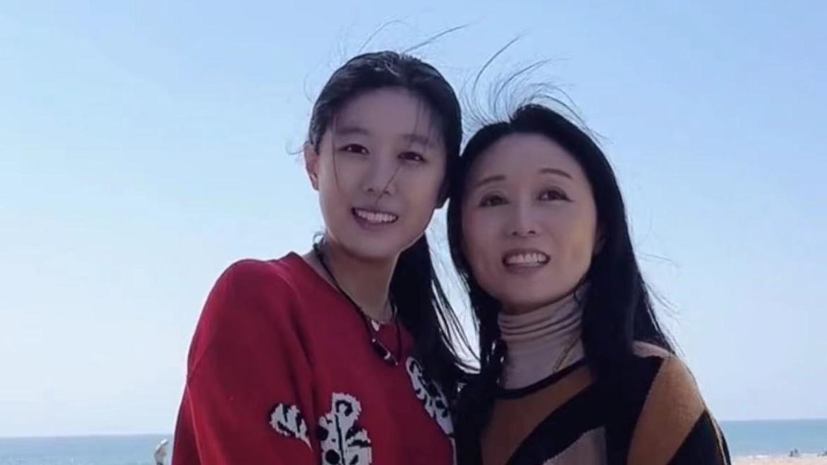 吴琼|吴琼21岁女儿罕露面！个高身材妖娆颜值五官随妈，感情好胜似亲生