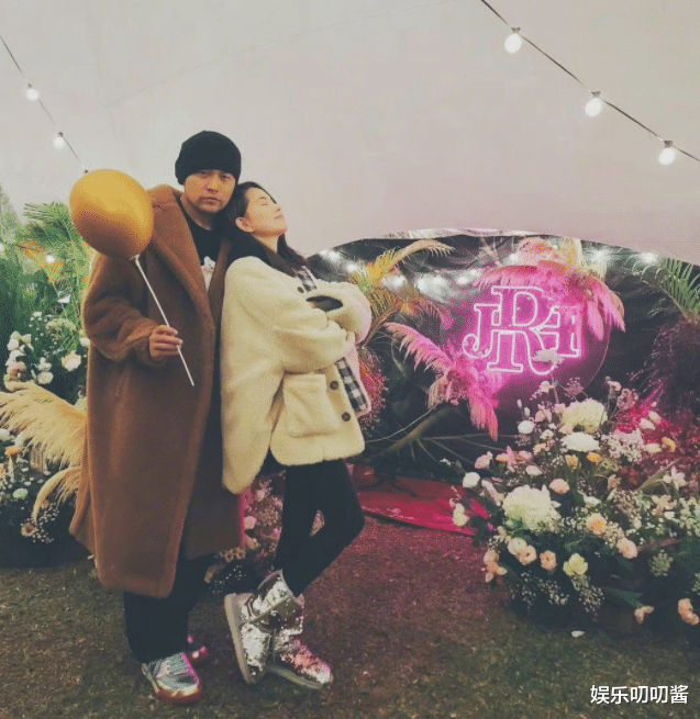 周杰伦|周杰伦7年官宣3娃，昆凌挺“巨型”孕肚出镜，网友：足球队有望了