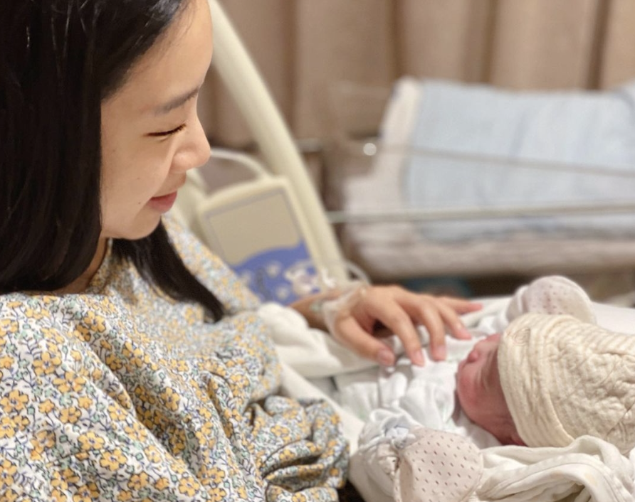 吴雨霏|余文乐前女友吴雨霏官宣三胎出生，怀抱女儿神态温柔，母爱爆棚