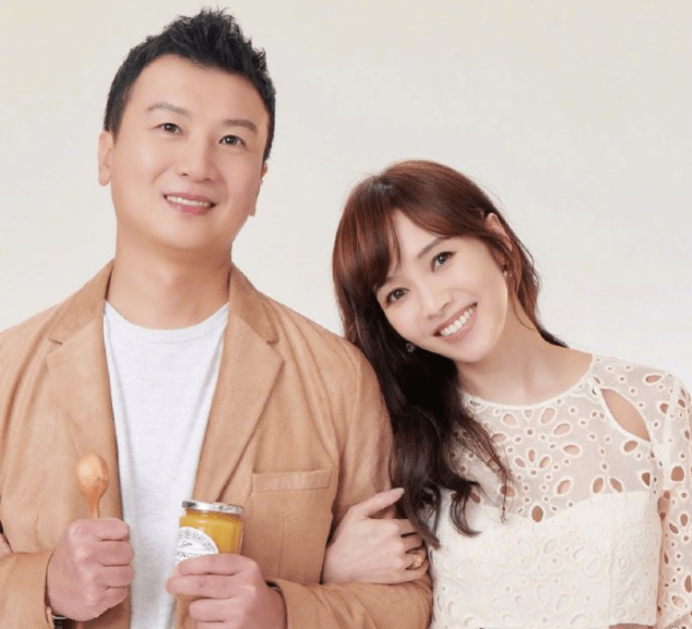 侯佩岑|侯佩岑老公被岳母夸很节俭：一个月就花一千块，追妻路不容易