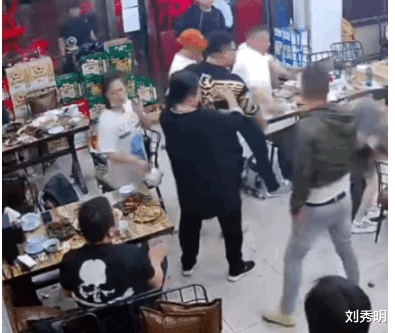 成龙|成龙大哥气得觉都睡不着！还因此上了娱乐热榜榜首！