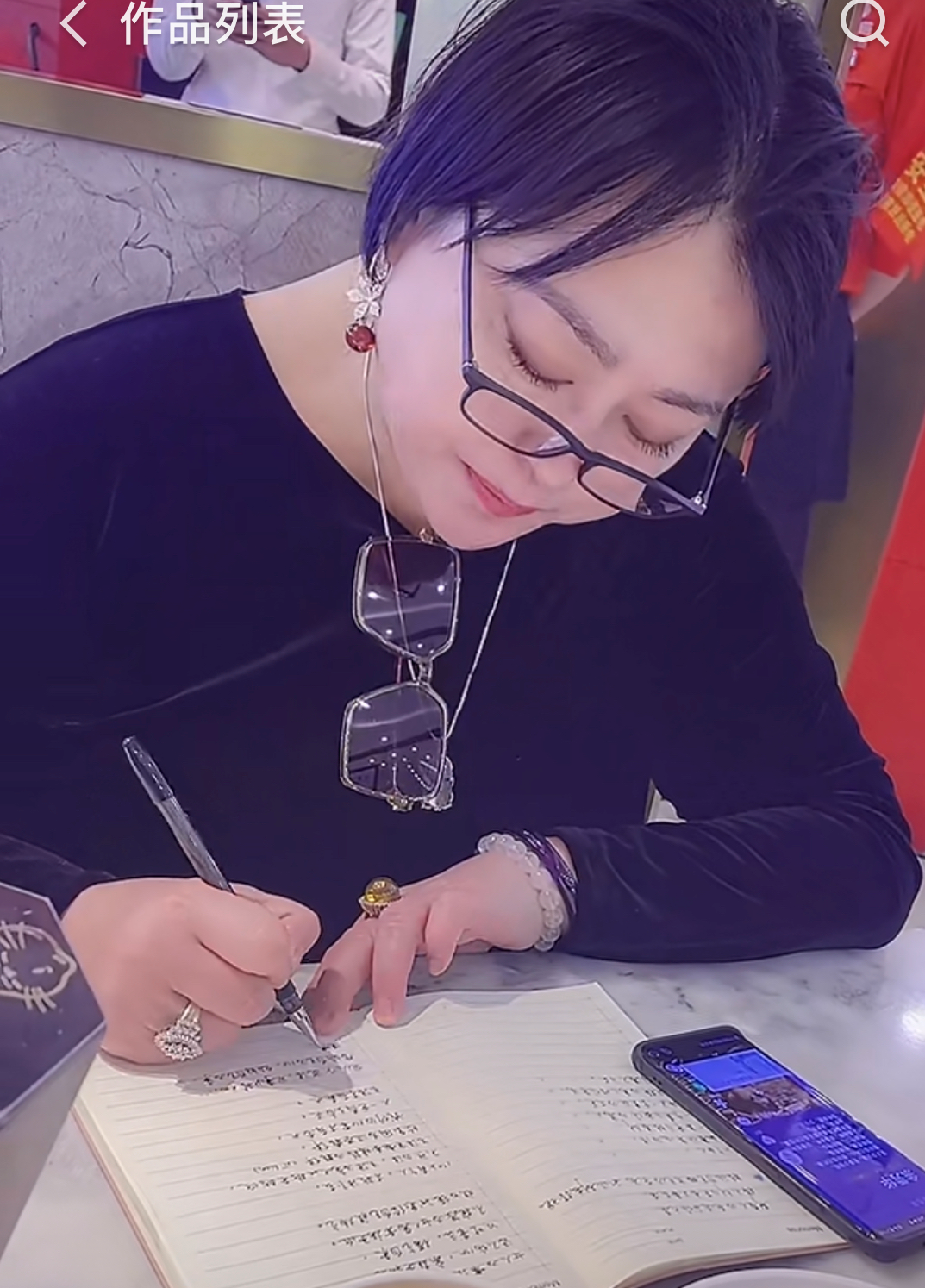 李菁菁|李菁菁携全家吃大餐!满身宝石太夺目,女儿穿辱华品牌服装引争议