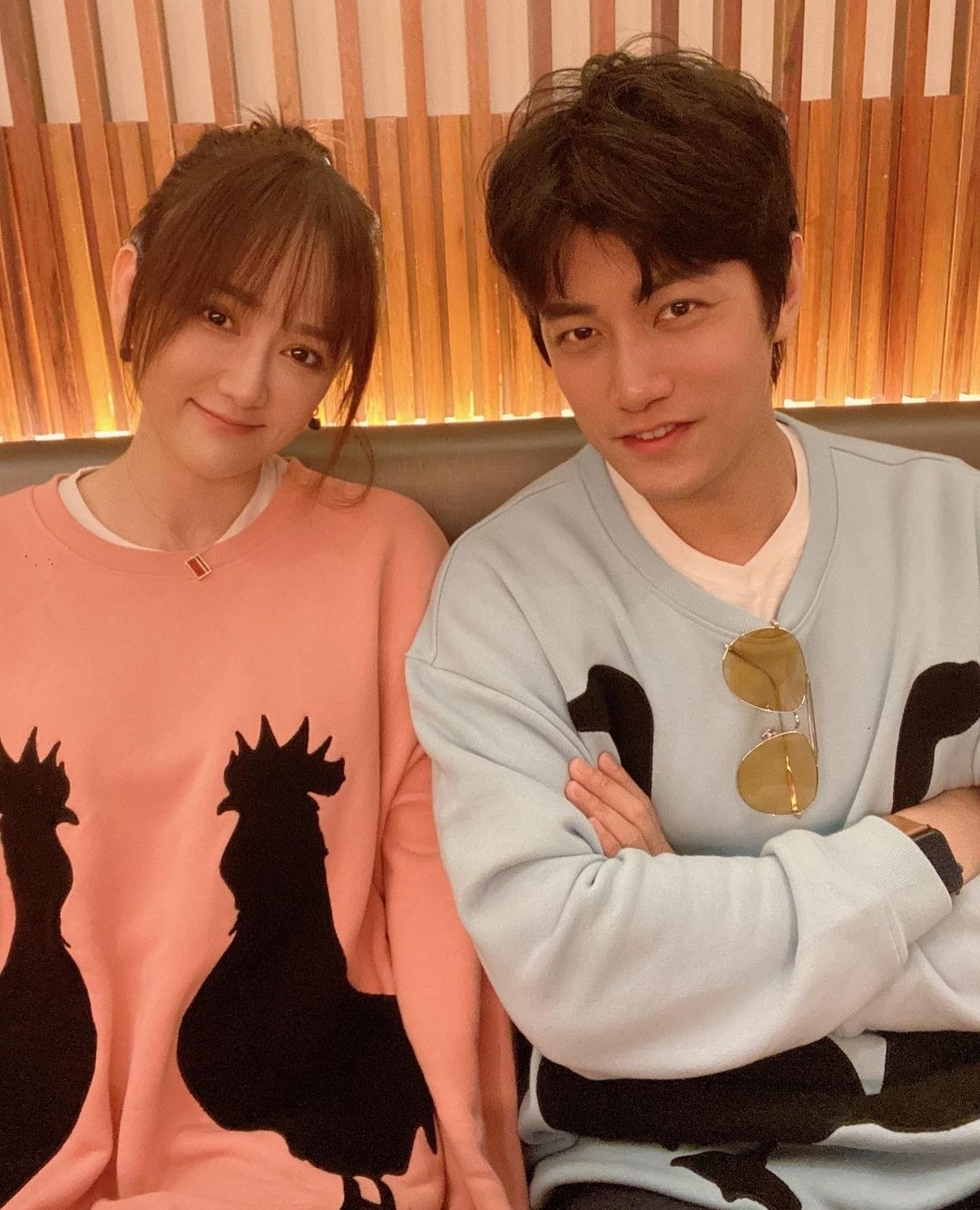 陈乔恩|陈乔恩现身男友画展，和Alan一起比心，与众好友合影像个女主人