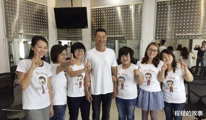 张丰毅|张丰毅豪车带妻子兜风，二婚颜值不如前妻吕丽萍，婚后无子也恩爱