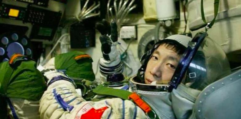 杨利伟听到太空“敲门声”,17年后解密谜底,好在他当时反应快