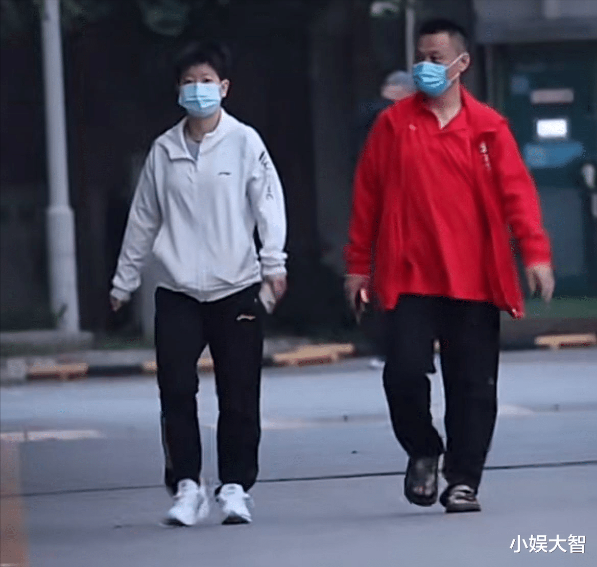 莎莎|北京集训孙颖莎饭后和队医散步，莎莎很悠闲，但队医的鞋子亮了！
