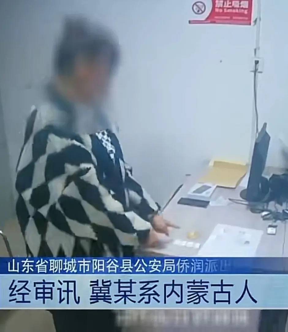 山东聊城,一女子在金店,花3个小时挑了7件黄金首饰,并把看中的手镯、手串、吊坠都戴在身上!