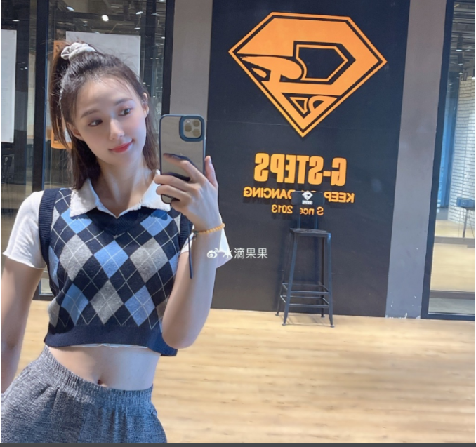 成龙|68岁成龙与空姐事件再升级！女方否认有深入关系，并霸气回怼网友