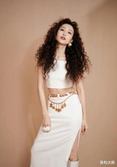 小姐姐|《明侦》拍摄内景曝光，何炅带头梳理案情，王鸥大张伟造型太抢镜