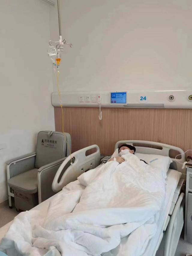 四川00后姐妹街头直播卖画为患癌妈妈筹医药费