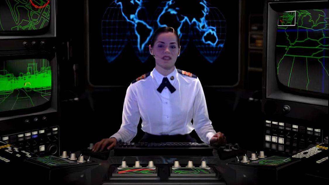 伊娃|还记得《红色警戒》身材苗条的伊娃少尉吗？如今早已是风烛残年了