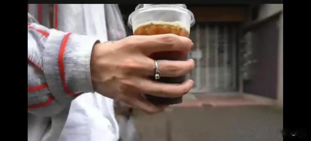 每天只帮女生剪头发,你知道一天过得有多累吗?