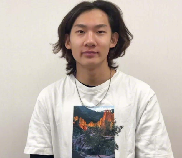 苏翊鸣|苏翊鸣与母亲同框合影,短发亮相少年感十足,难怪能获清华喊话