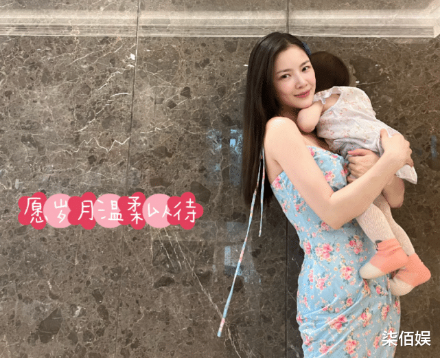 |王灿晒与女儿合照过节，打扮似女明星展辣妈身材，老公杜淳送鲜花表白