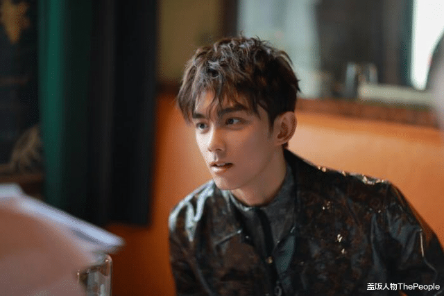 林青霞|美人沟下巴有多好看？林青霞下巴凹陷成经典，戚薇变尖却失辨识度