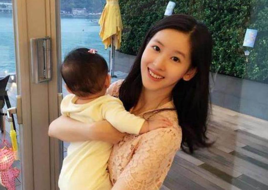 章泽天|比刘强东大五岁的丈母娘长啥样?比章泽天惊艳,网友:自闭了!