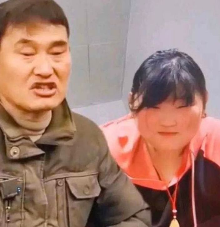 朱单伟|朱单伟首次穿和服，表情腼腆不敢看镜头，网友调侃像阿斗