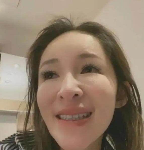 暮色心约|萧亚轩被狗咬后“消失”一年，近日首次直播，状态不佳女神范全无