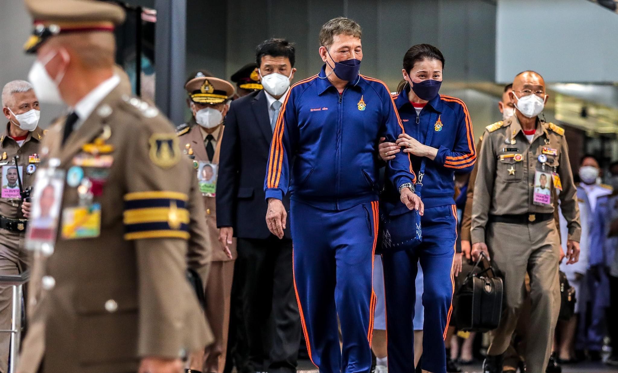 拖鞋 玛哈和苏提达穿拖鞋探望帕公主。王后素颜，甚至连头发都没有梳