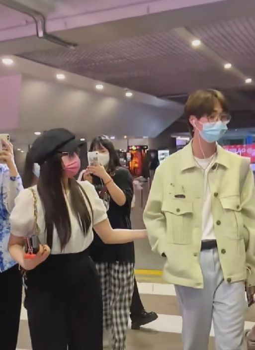 伊能静|伊能静与儿子挽手出行，哈利人气超过妈妈，走路姿势引发热议