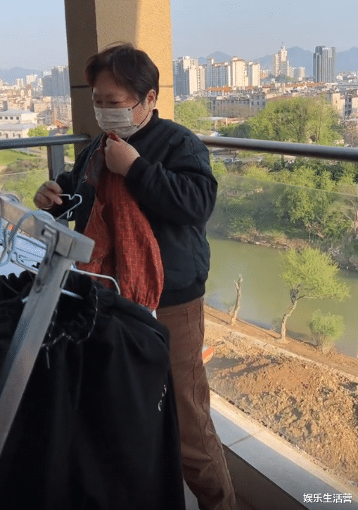 |亲女儿都防备?熊磊妈在家戴口罩,为熊磊洗衣晾衣,网友:做得好