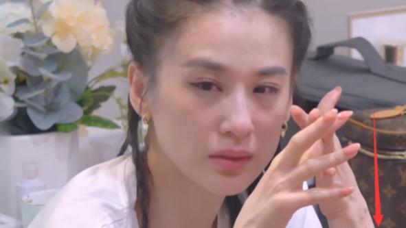 黄圣依|真离了？黄圣依独自直播被童装被嘲，一口气连发32条超话露端倪