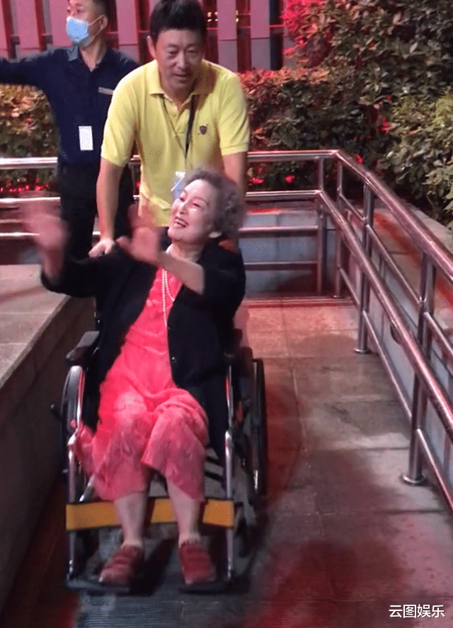 顾艳|91岁老戏骨养老院庆生!演员女儿顾艳已移居日本,只能隔空送祝福