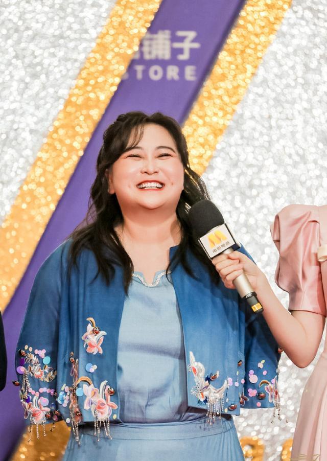 李玟|百花奖：李玟唱歌跑调，沈腾0票惹争议，贾玲获奖张小斐哭了