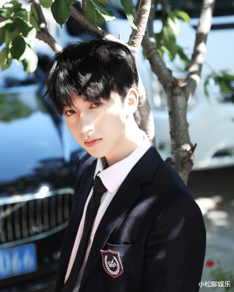 贺峻霖|时代少年团贺峻霖校园感照片，洋溢青春气息，楼内唯二211