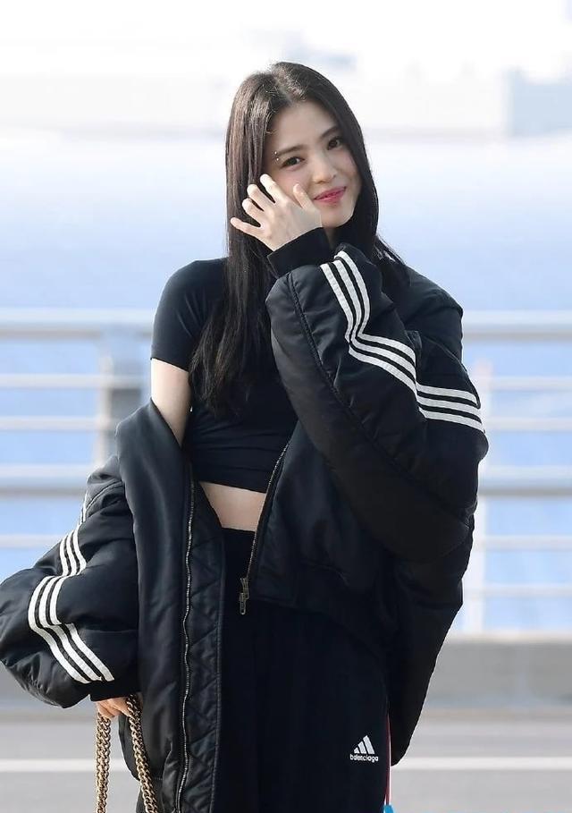 |暴瘦感消失!韩韶禧机场照曝帅气眉钉造型引热议,女神状态回归