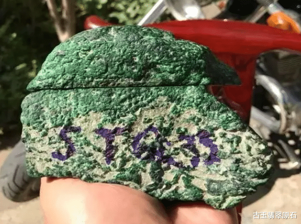 聊聊|大哥8000买进的浑身“爆色”的翡翠原石,想怼帝王绿,谁曾想现实给了他一个耳光