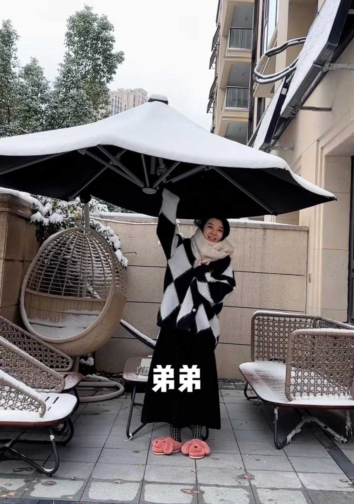 吴雅婷|吴雅婷带儿女回老家,穿新衣磕头拜年!王栎鑫父母打扮朴素显冷清