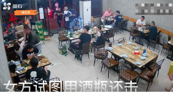 唐山烧烤店打人事件中,这些诡异的,让人费解烧脑的画面?