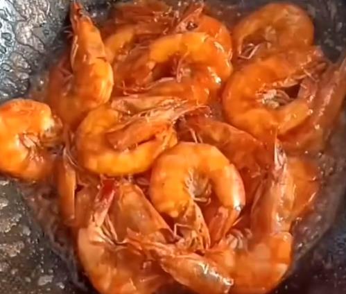 陈萌|陈萌的厨艺真不赖！做的油焖大虾有模有样，获得了朱家一致认可