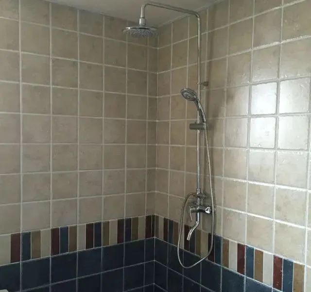 老公只不过在卧室窗角打了一排柜子,阳台立马变飘窗,漂亮实用!