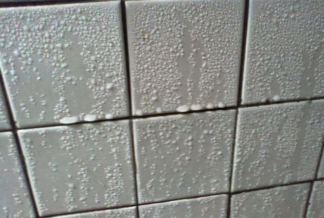 装修时不顾反对坚持全屋贴瓷砖,结果变成“水帘洞”,问题很多!