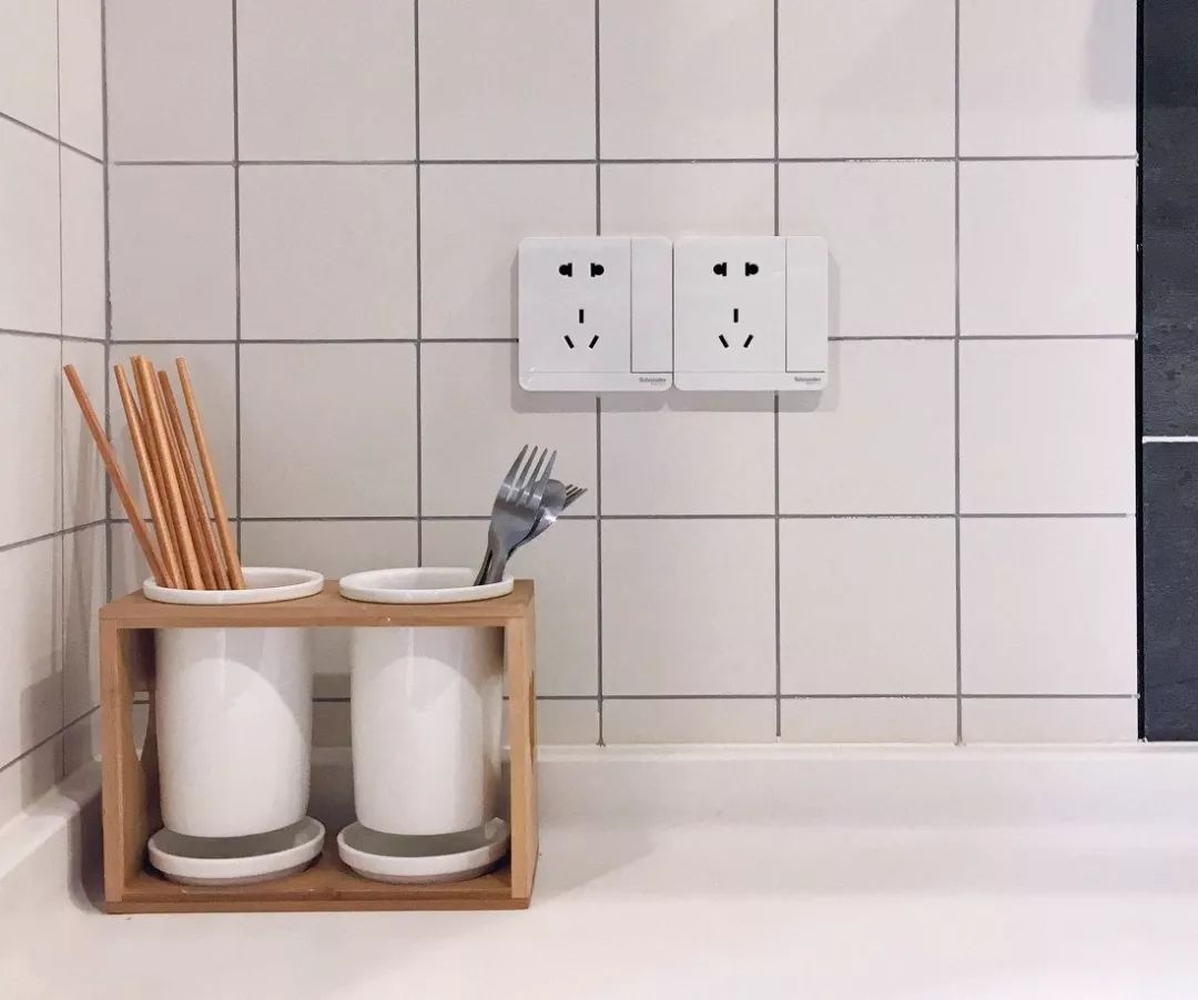 大白墙+不吊顶,头次见客厅把沙发半嵌入墙里,这设计我服!