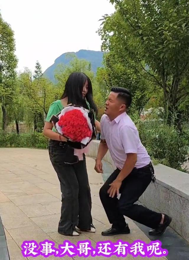 回顾女子见相亲对象,误把腿麻的男子当瘸子,伤心离去错过好姻缘
