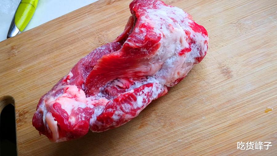 解冻肉时,直接加水泡就“废”了,教你1招,5分钟解冻好,真实用