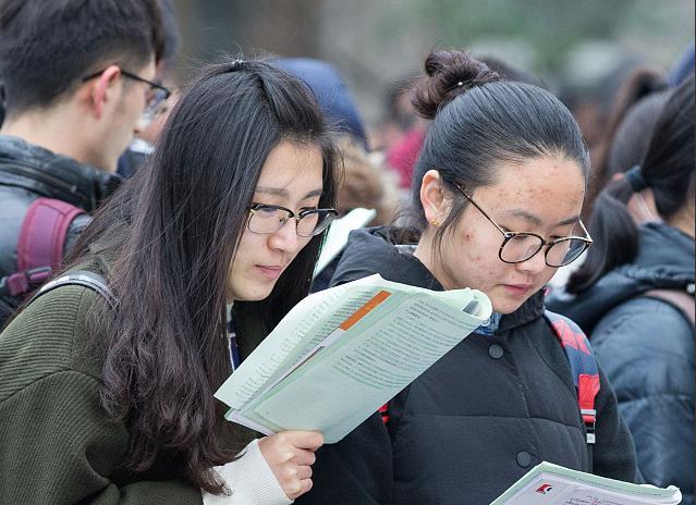 道歉是怕影响考公吗?河大女生因扔掉隔离餐火了,家庭背景曝光