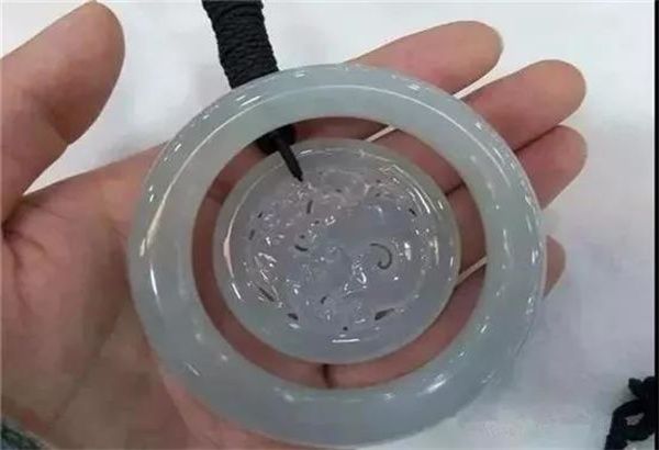 翡翠|打灯不见色的翡翠原石，货主12000拿下，意外掏出6件精品！