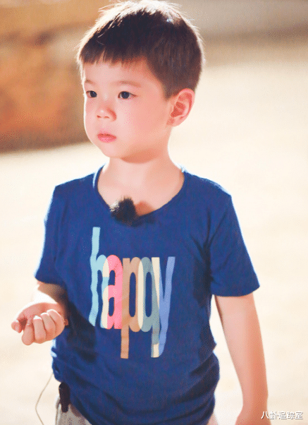 杜江|9岁嗯哼发自拍，咨询杜江长痘相关，陷入自我怀疑，却被夸太可爱