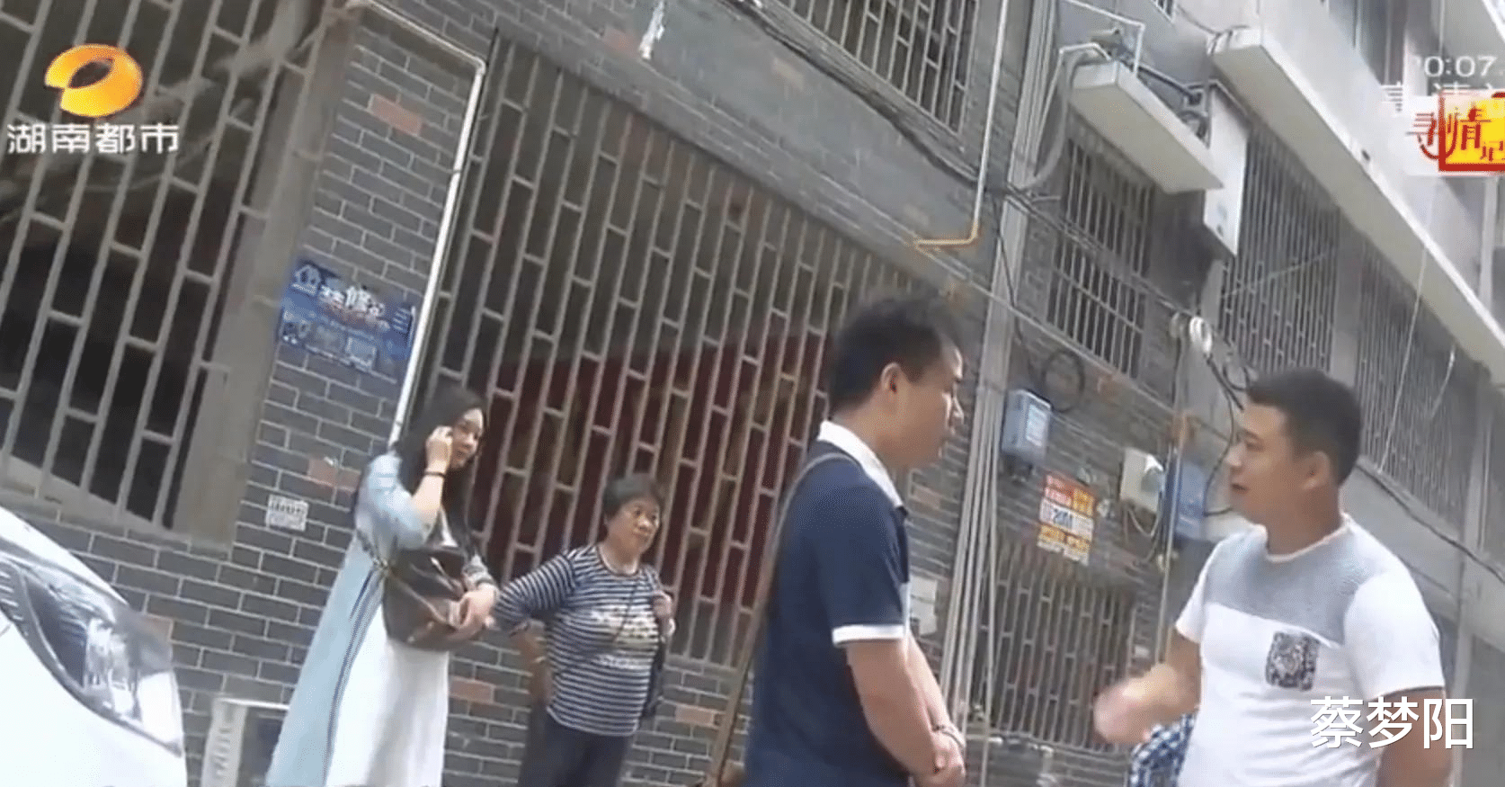 刘莉莉|第三者抱着孩子挑衅原配却被丈夫暴打,丈夫:她发不雅照给我老婆