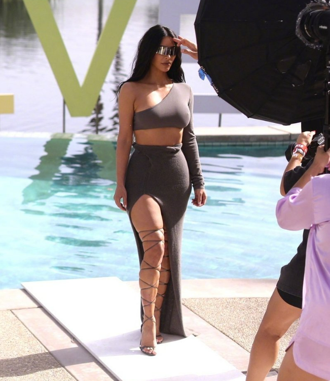 金·卡戴珊|“富婆”卡戴珊腿上缠绳玩性感！因绳子绑太紧，大腿勒出几圈赘肉