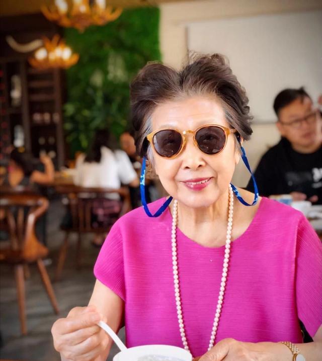 穿衣搭配 耄耋之年的女人，要少穿老年装！学这位82岁阿婆的穿搭，好显气色