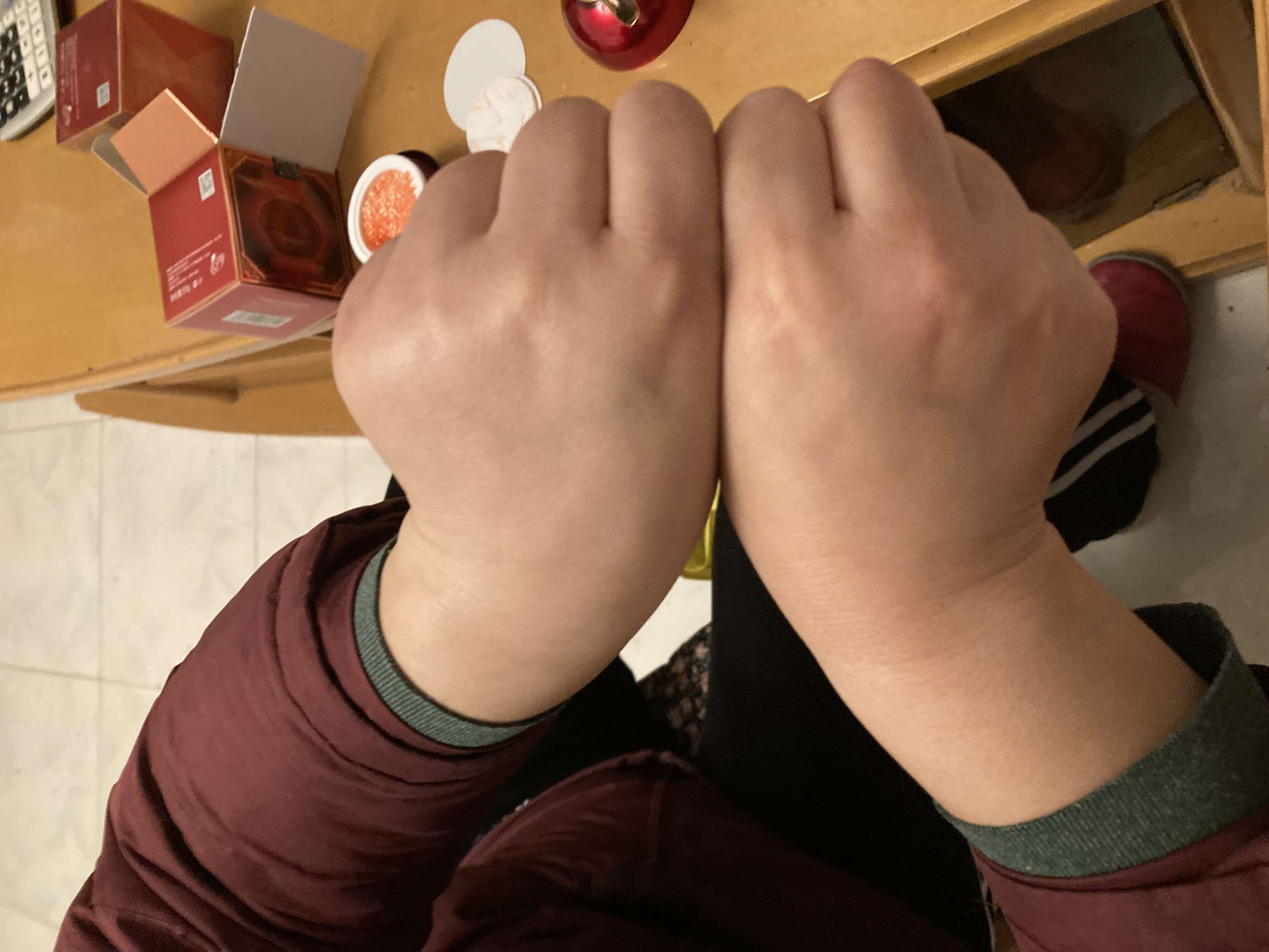 明星素颜 若你皮肤暗黄又不爱化妆,出门尽量用素颜霜,皮肤白皙水润气色好