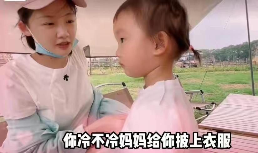 郑恺|苗苗携一家农场游玩,郑恺紧抱女儿满脸宠溺,2岁Ana颜值高神似爸